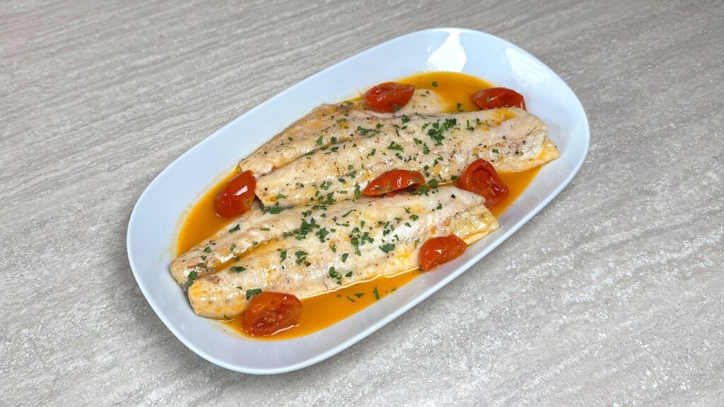 Il branzino all'acqua pazza è un secondo di mare semplice e leggero, una ricetta facile e veloce