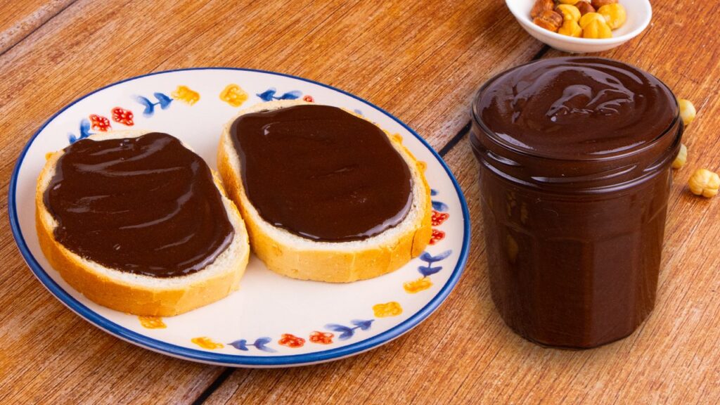 La crema di nocciole vegana è una ricetta golosa e molto semplice da preparare in casa