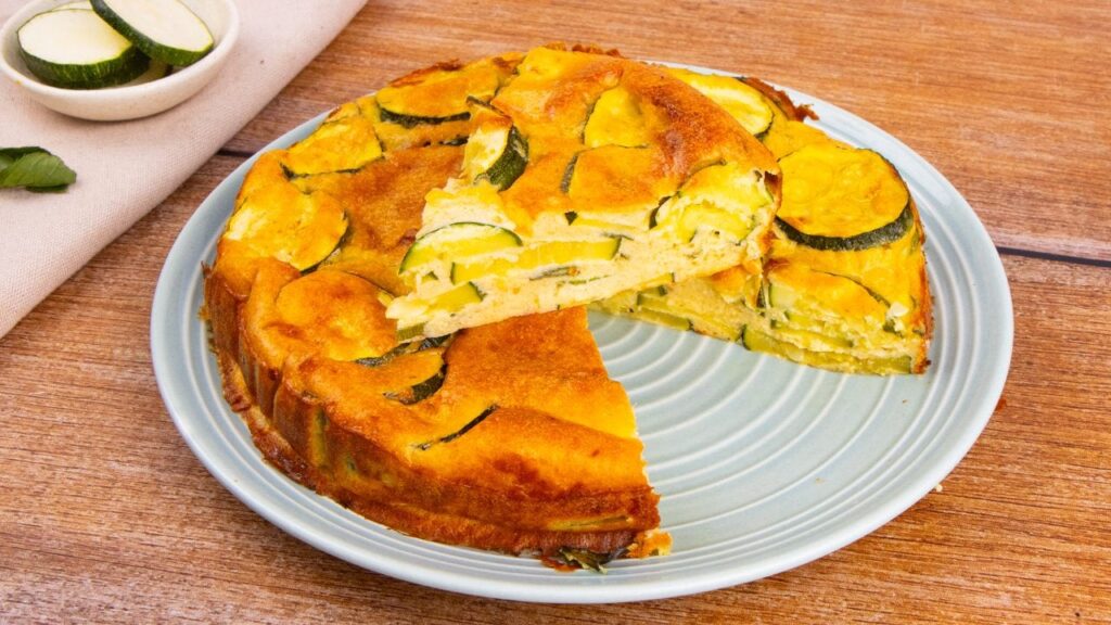 La frittata di zucchine al forno è un secondo leggero e gustoso, perfetto da preparare